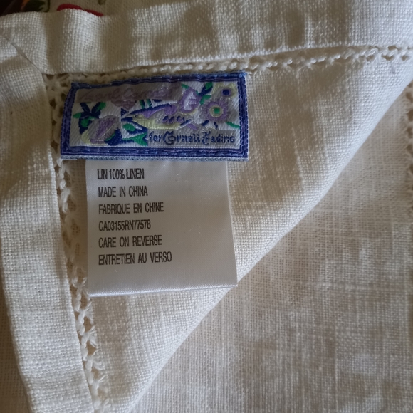 Vintage Inspired Hand Embroidered Linen tea cloth. - Picture 4 of 4